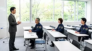 警備業務に必要な法令や事故防止、緊急時の対応などの基礎知識を、わかりやすく丁寧に解説します。初めての方でも理解しやすいよう、事例や映像を交えて学びます。