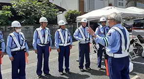 現場での基本動作や誘導方法、警備機器の取り扱いなどを、実技を通して身につけます。経験豊富な指導員が一人ひとりの動きを確認し、的確にサポートします。